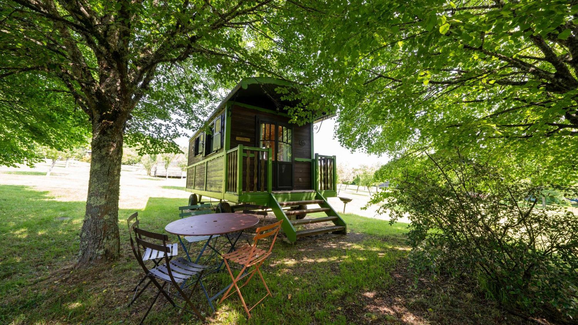 Le Village Des Monedieres Chamberet Exterior photo